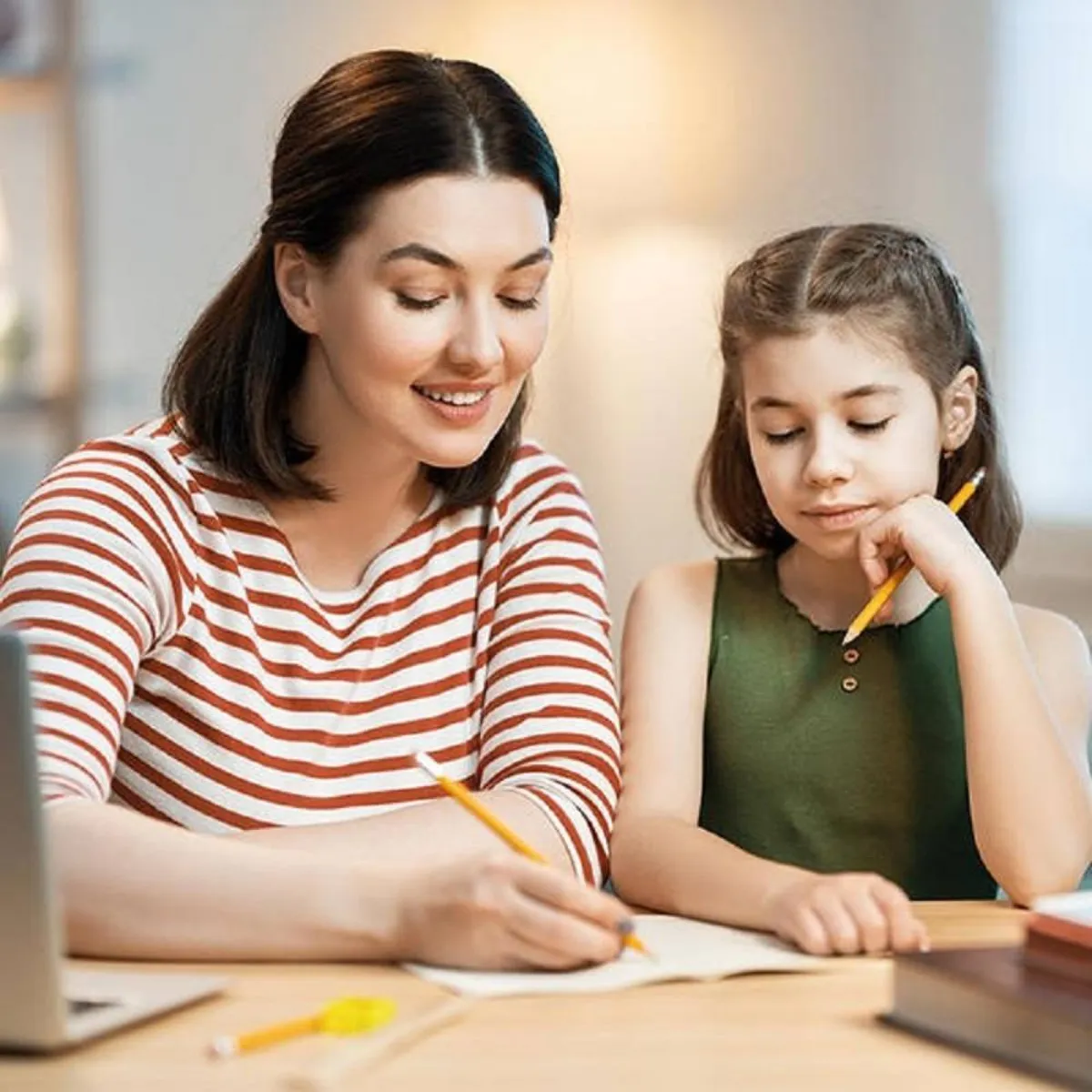 صورة لطفلة وأمها