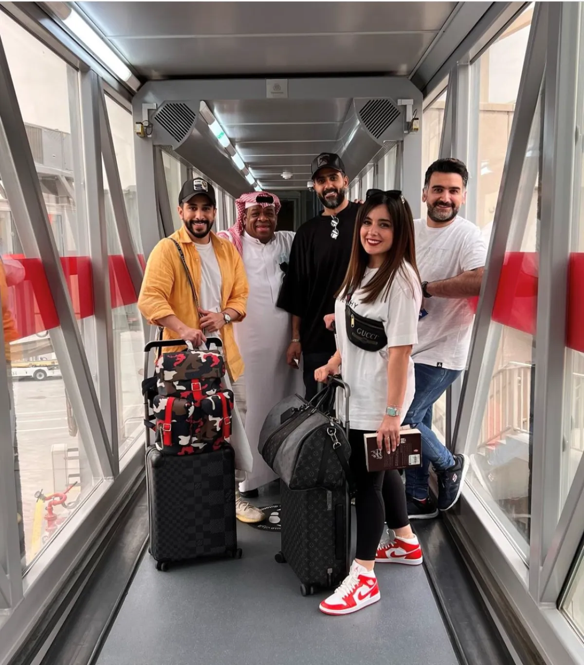 طاقم عمل مسرحية حلالهم دلالهم - الصورة من حساب ايمان على الانستجرام