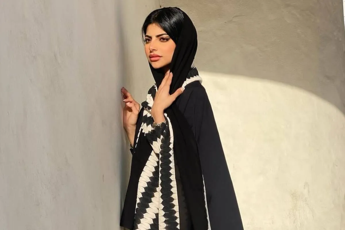 موديلات عبايات باللونين الأسود والبيج