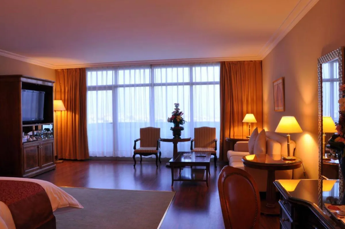  توفر غرف الفندق إطلالة على بحيرة السد والجبال المجاورة 