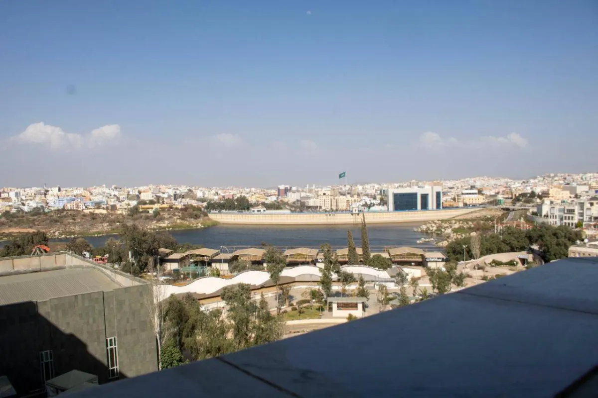  توفر غرف الفندق إطلالة على بحيرة السد والجبال المجاورة 