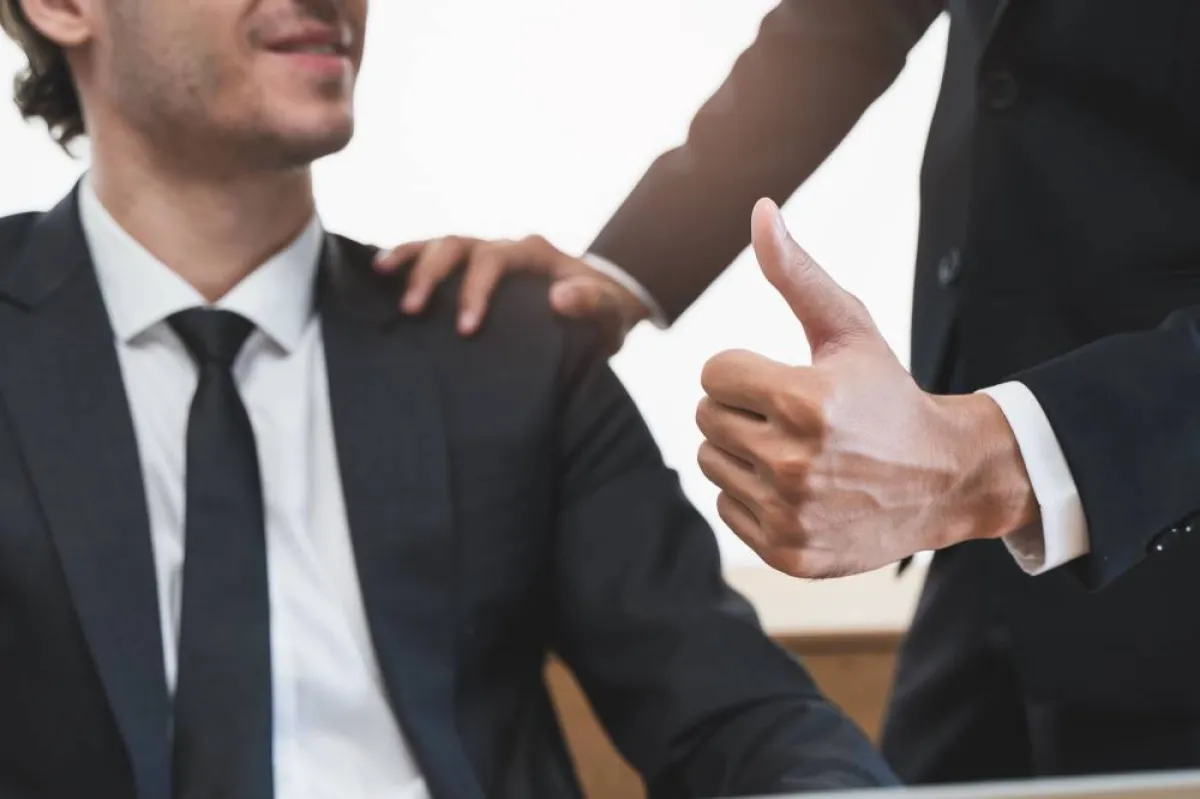 مدح الموظّف