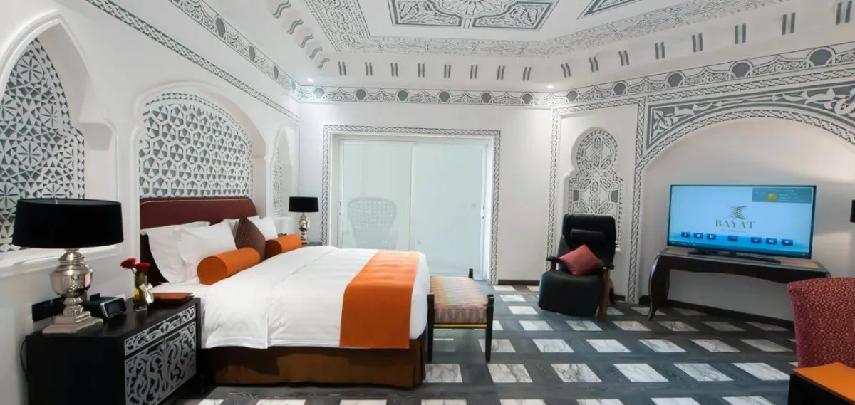 يتميز فندق بيات بغرف ذات ديكورات عصرية مميزة