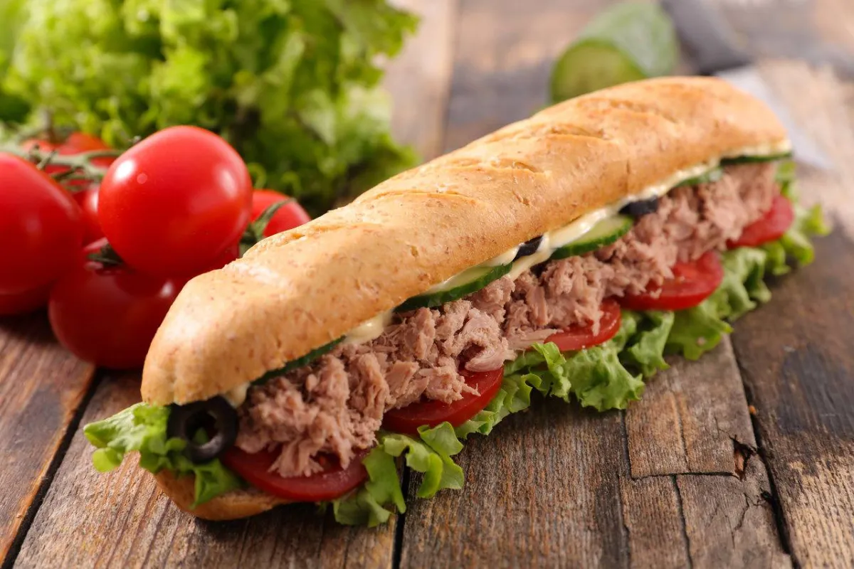 صورة لسندويش سمك التونة