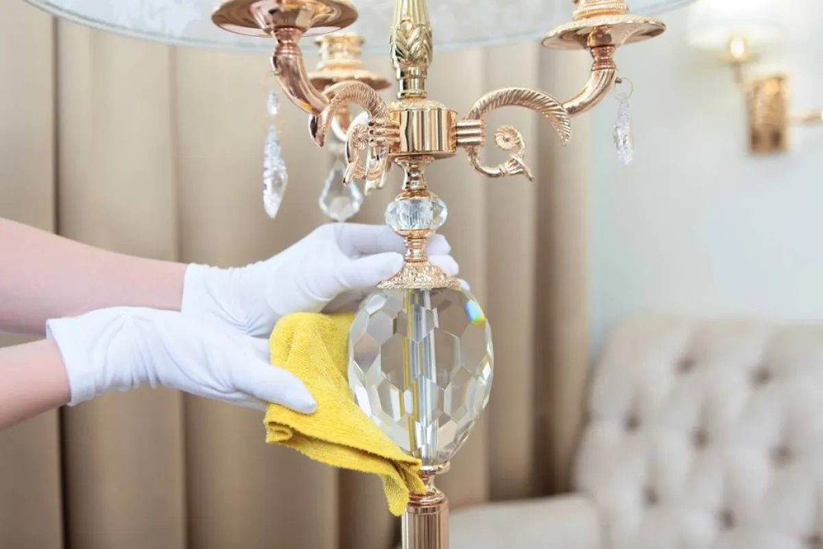 الثريّا السقفيّة الكريستال تستوجب ارتداء زوجين من القفازات البيض، أثناء التنظيف