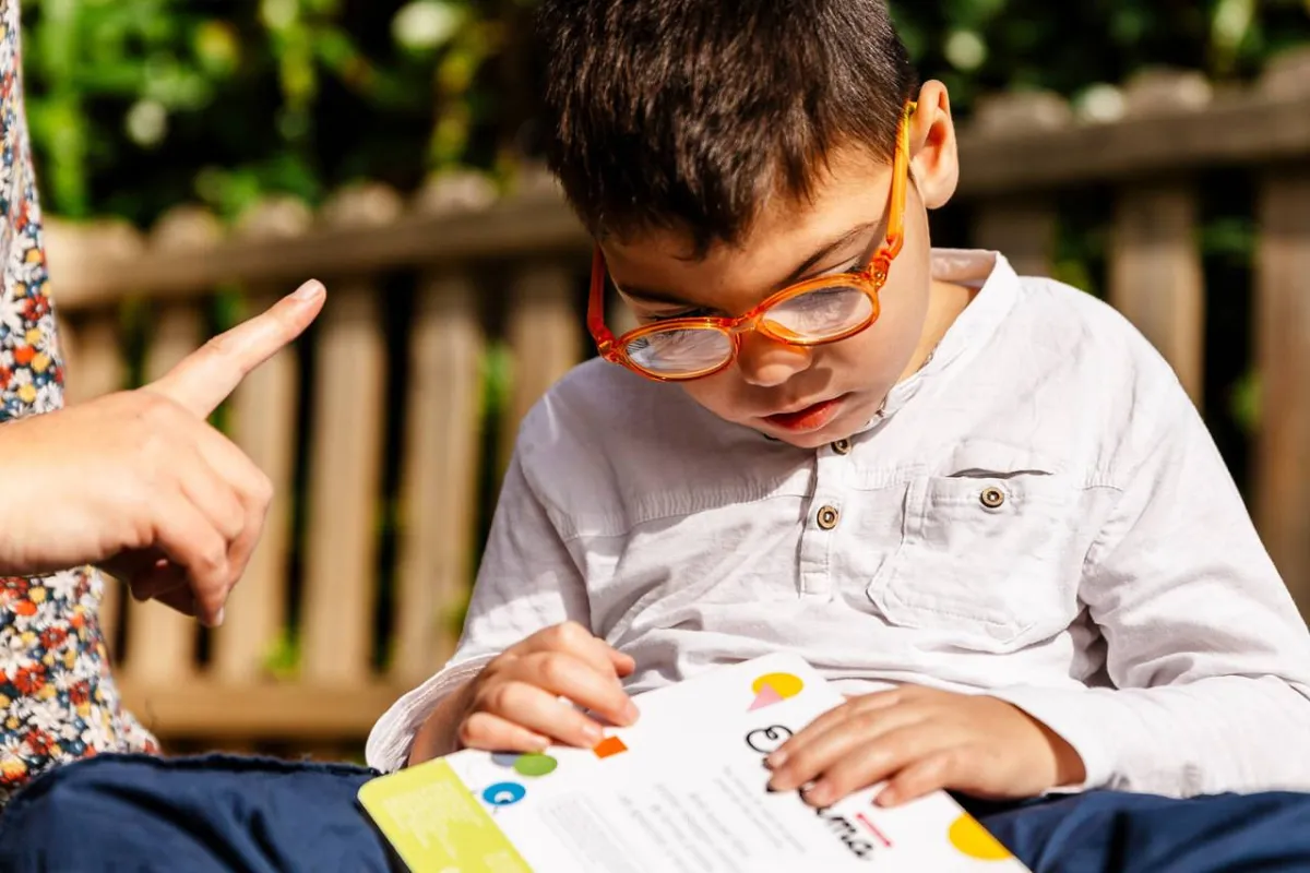 صورة لأم تكلم طفلها