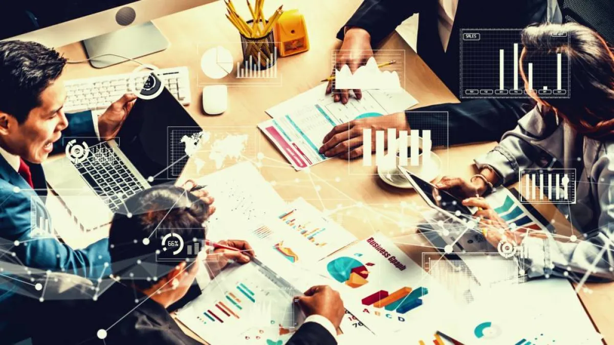 مجموعة العمل أثناء النقاش لاتخاذ القرار  