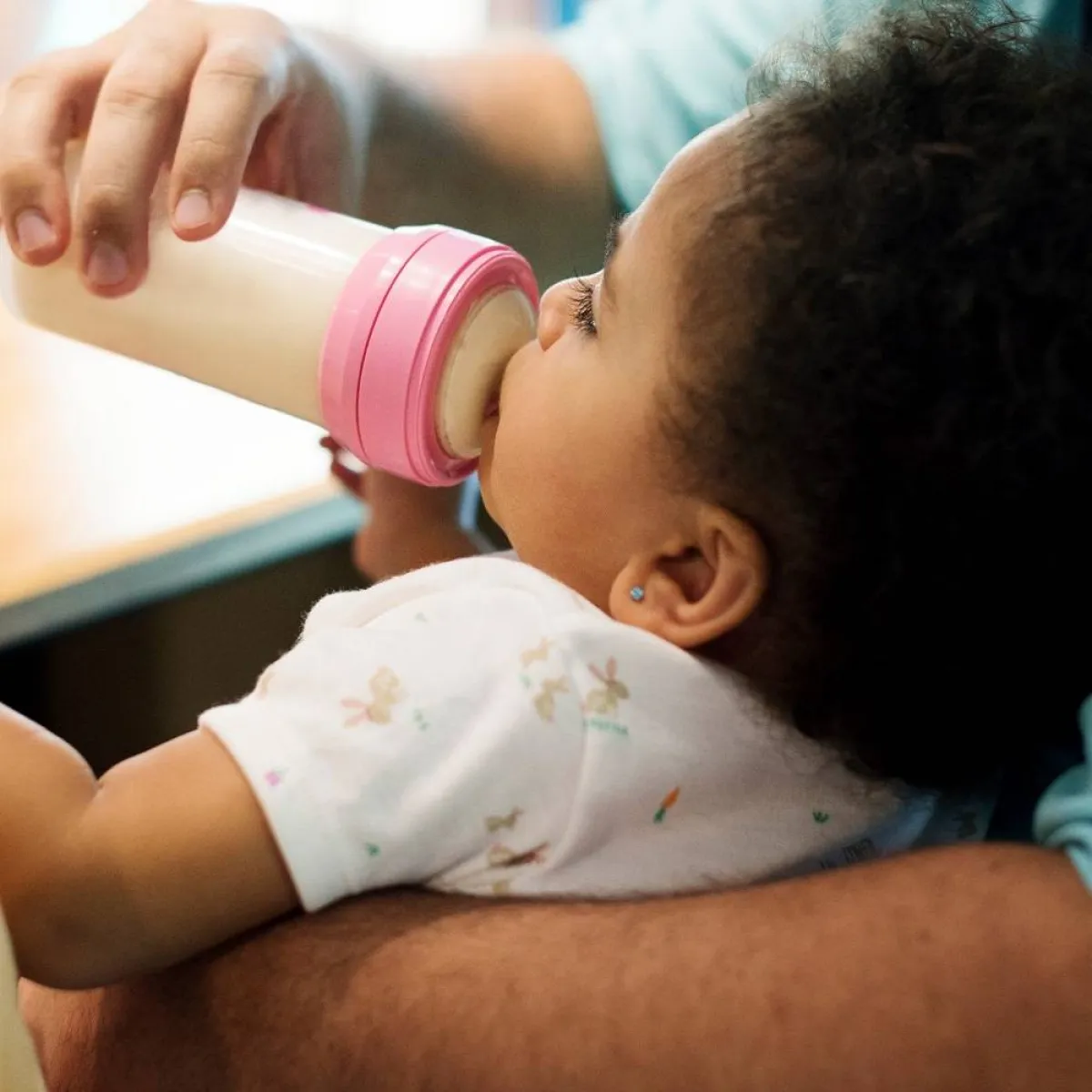 صورة لطفل يشرب من زجاجته