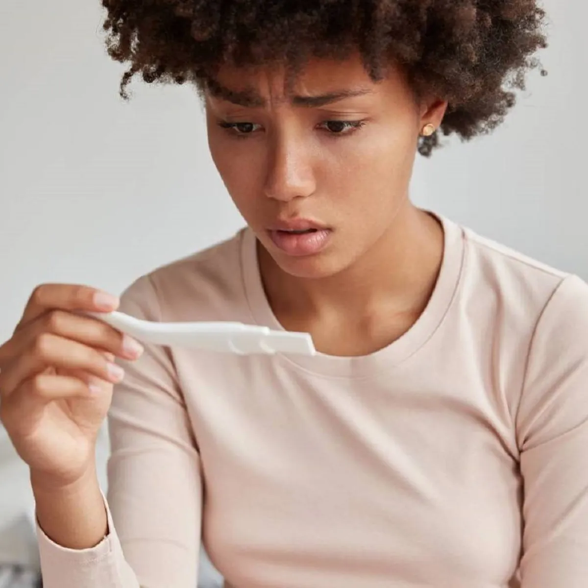 صورة لزوجة تنتظر النتيجة