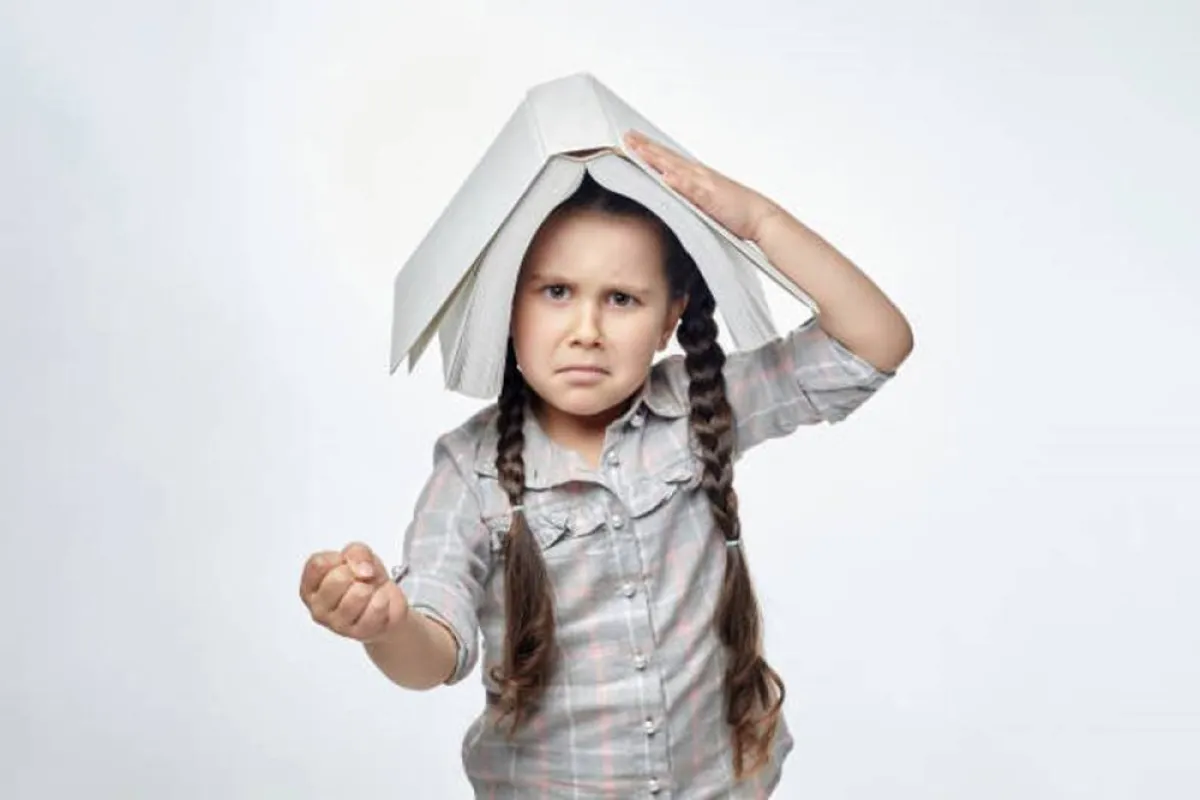 صورة لطفلة تعاني من زخم جدولها الدراسي