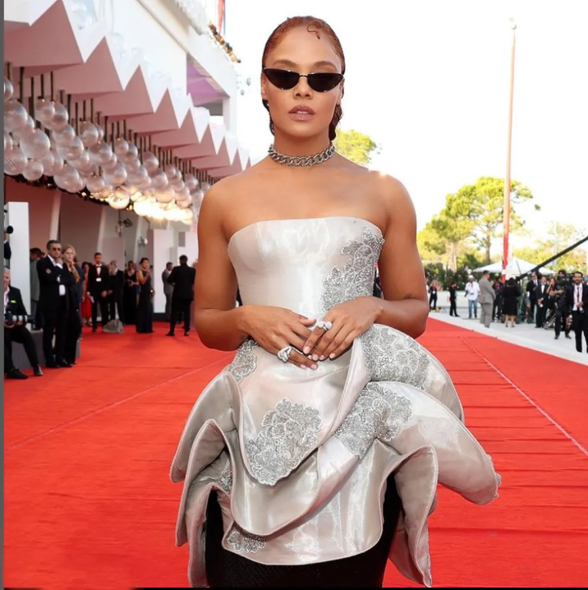 تيسا تومسون ترتدي الزي الفضي من جورجيو أرماني 