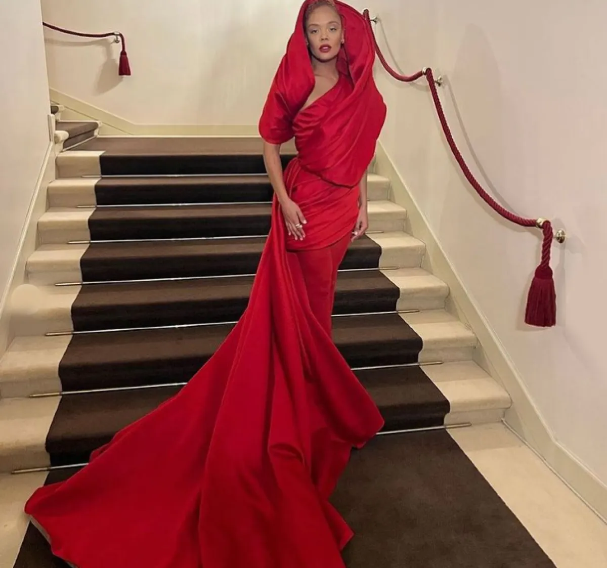 تيسا تومسون تتألق بالأحمر من إيلي صعب 