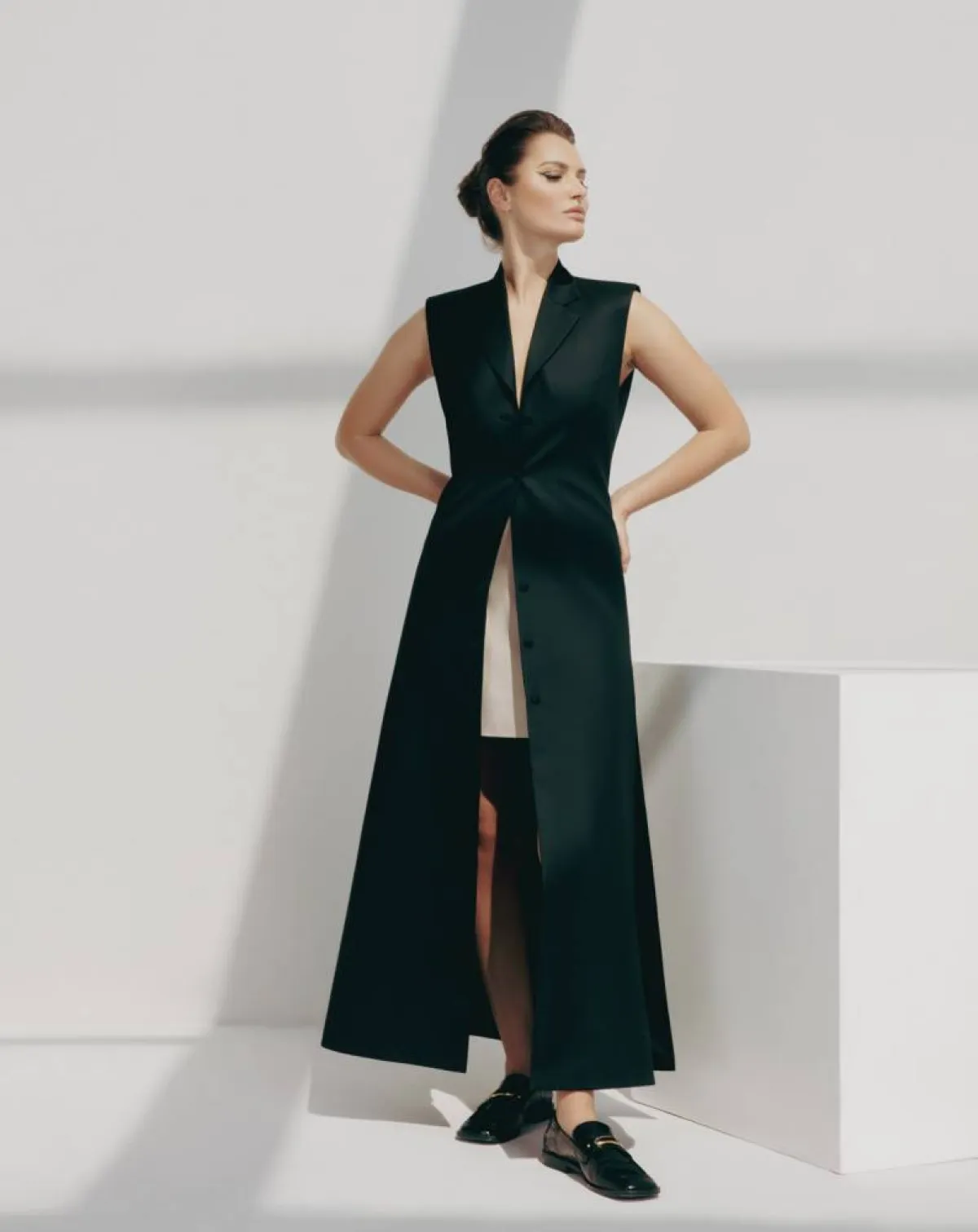 طقم من تصميم المصممة سابرينا محي الدين