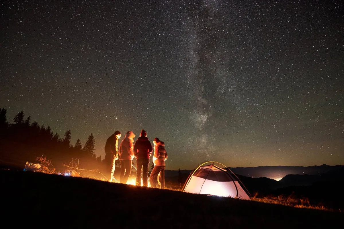 صورة لجماعة على ضوء القمر