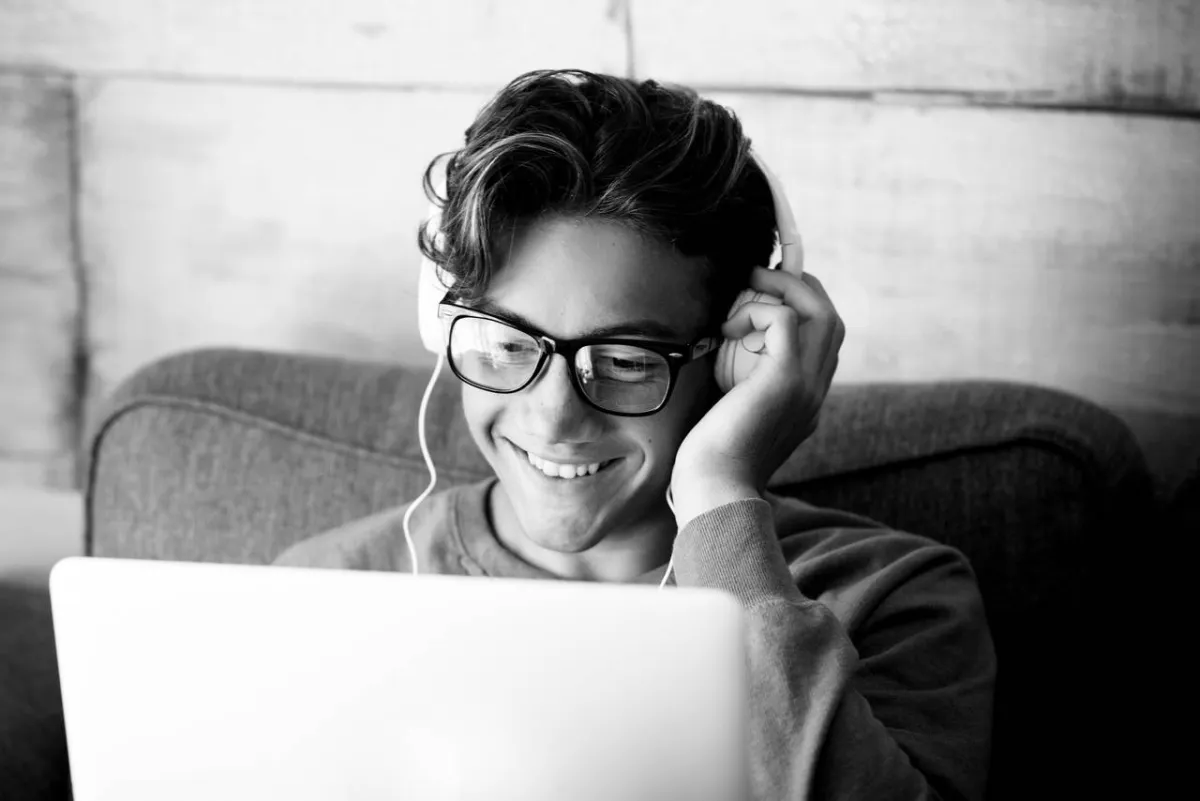 صورة لرجل يبتسم