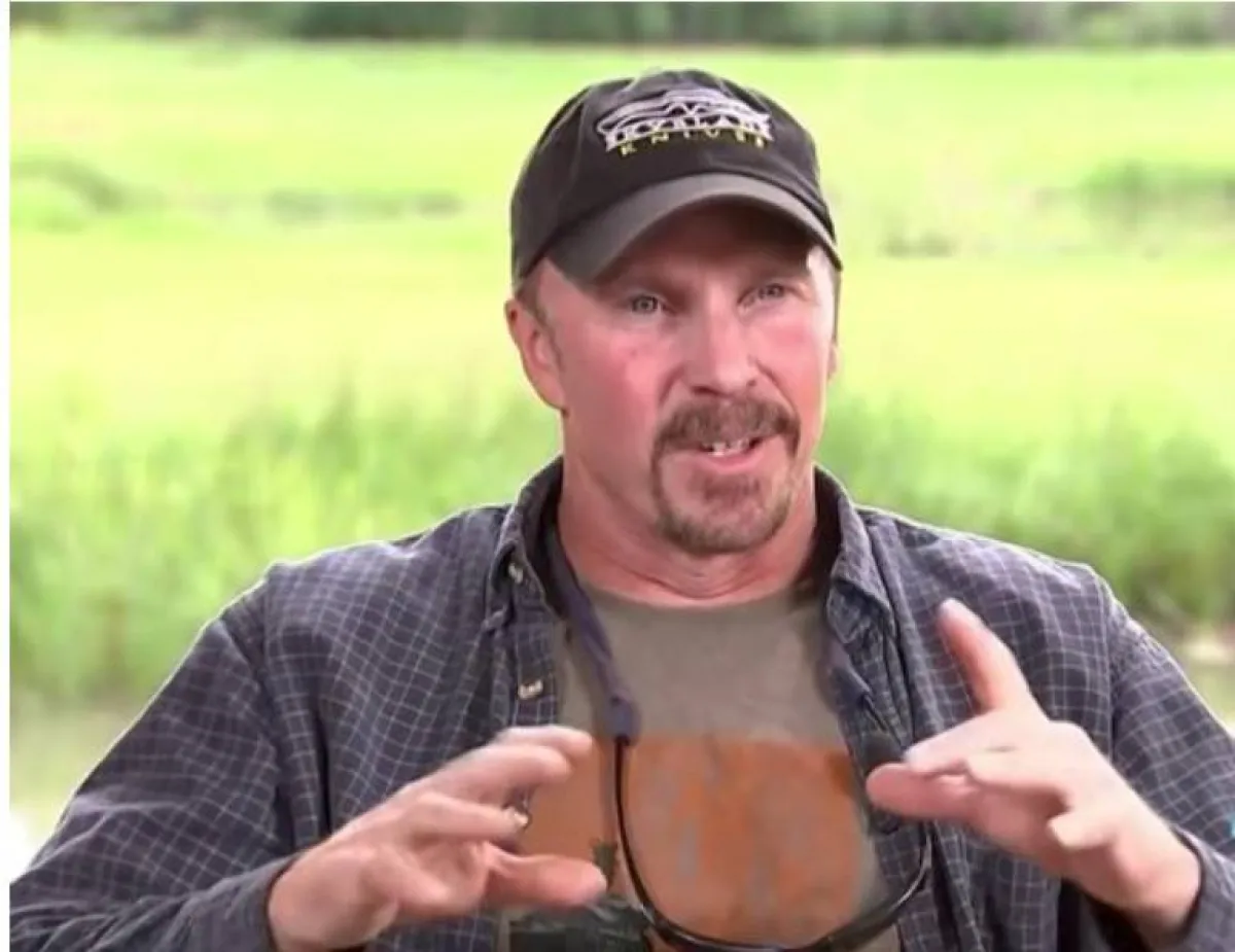 دب يهاجم صياد