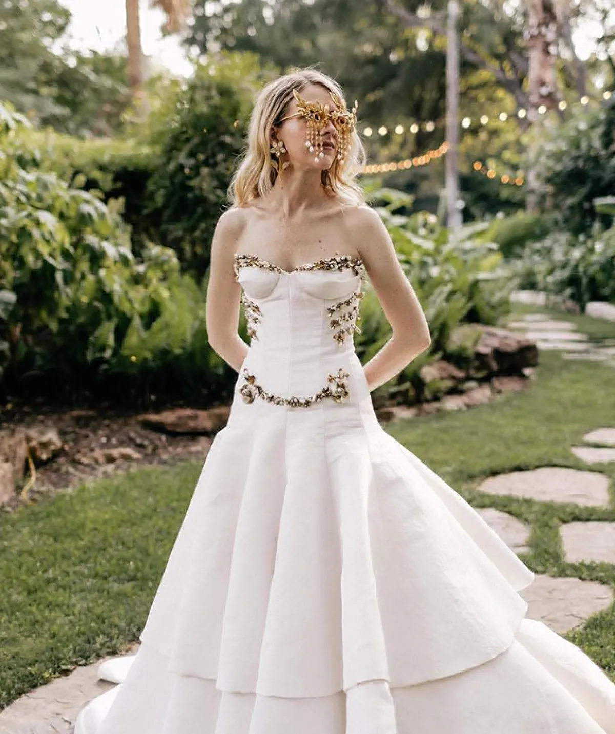 إليزابيث فوكس روزبيري ترتدي فستان زفاف من سكياباريللي 