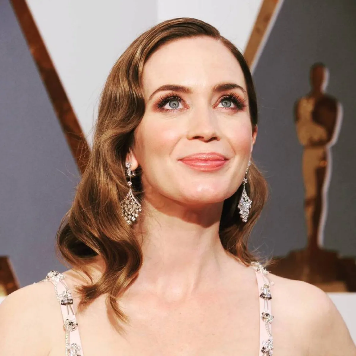 إيميلي بلنت بتسريحة شعر منسدلة