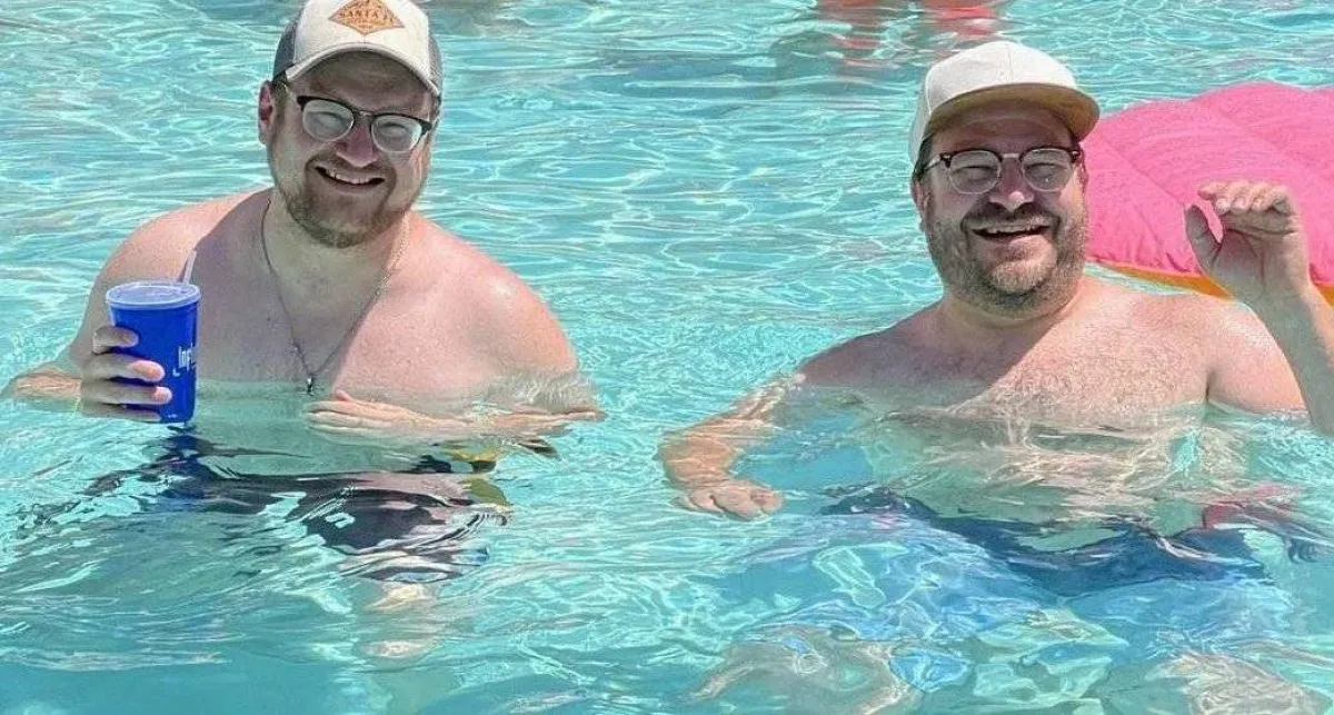 شون دوجلاس وشبيهه في المسبح - الصورة من صحيفة مترو