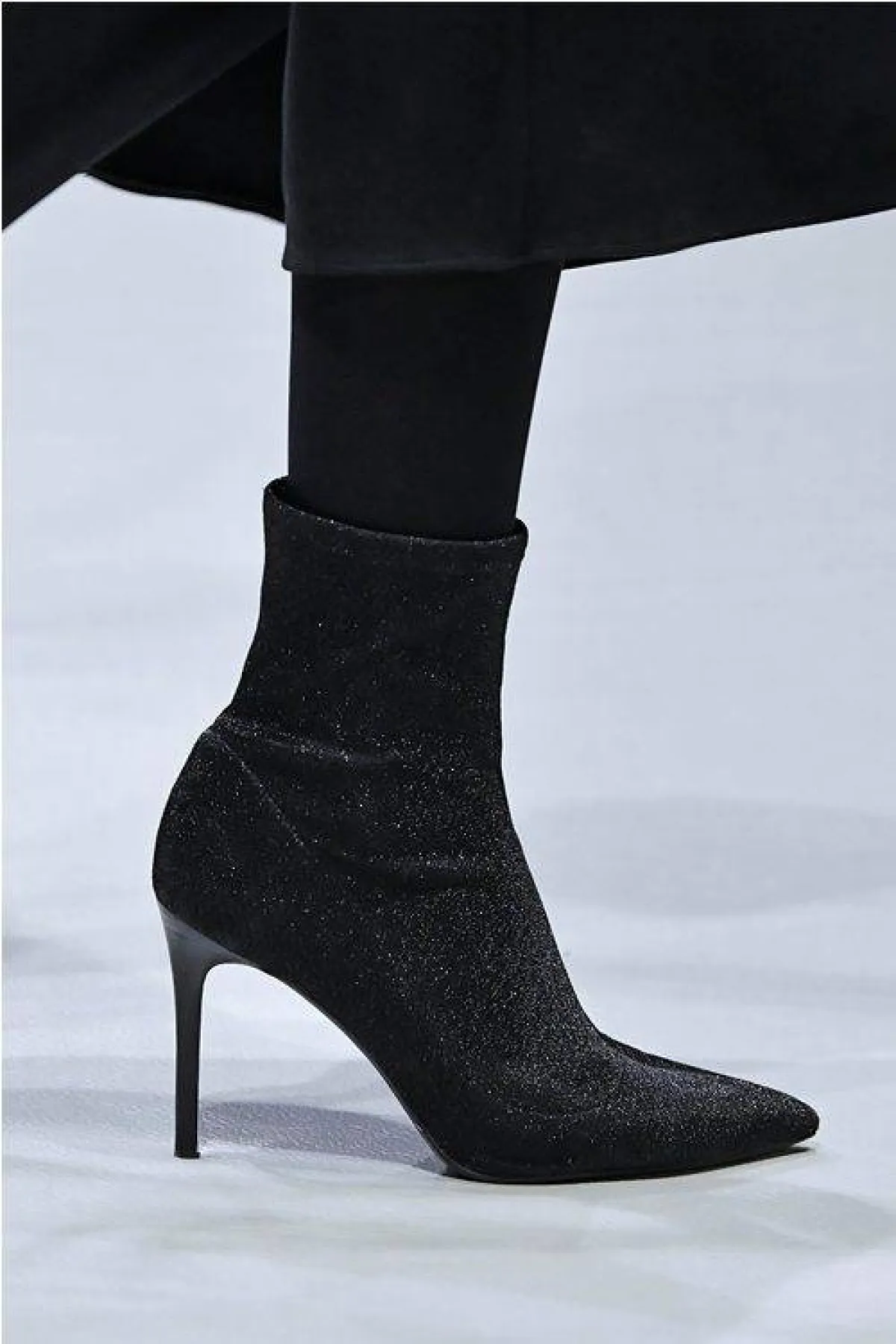 حذاء أسود لخريف 2022 من عبود جمّال Aboud Jammal