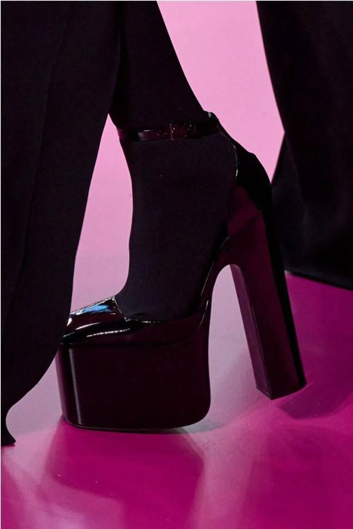 حذاء أسود لخريف 2022 من فالنتينو  Valentino