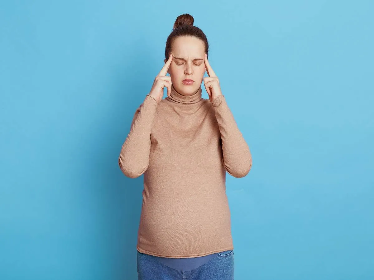 صورة لامرأة حامل تعاني من القلق