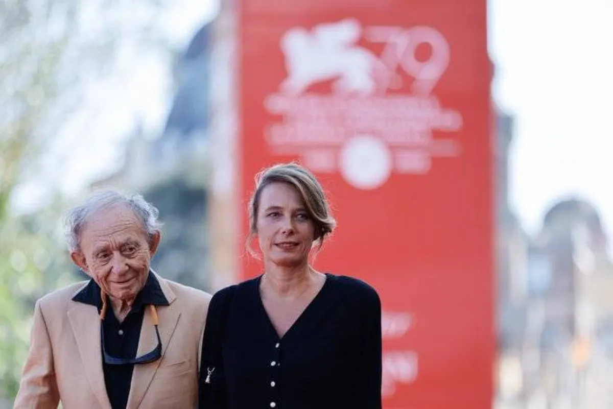 فريدريك وايزمان وناتالي بوتفو- الصورة من حساب المهرجان La Biennale على تويتر