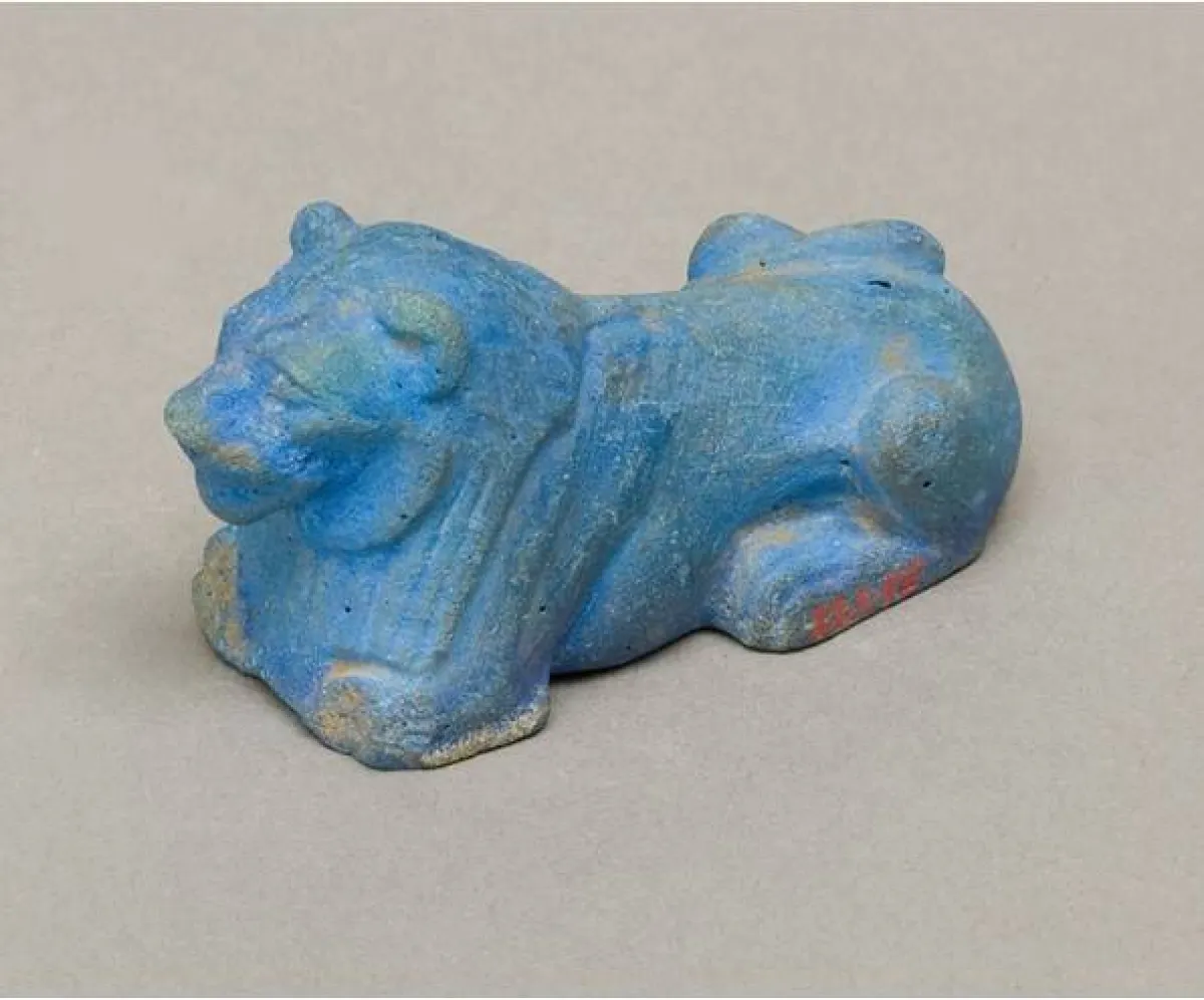 نحت أسد أزرق