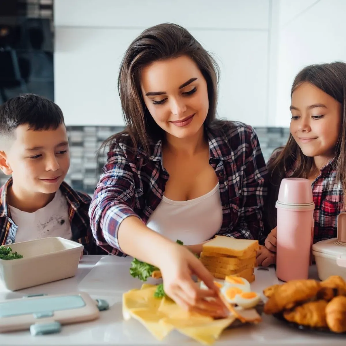 صورة لأم وطفليها