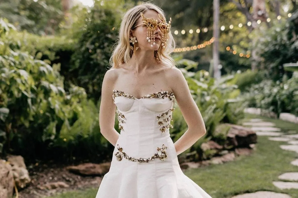 هل ستضعين النظارات في حفلة زفافك؟- الصورة من حساب إليزابيث فوكس روزبيري على إنستغرام