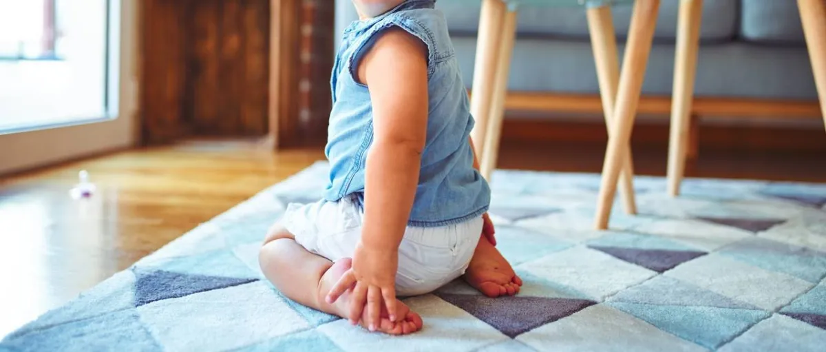 صورة لطفل يجلس 