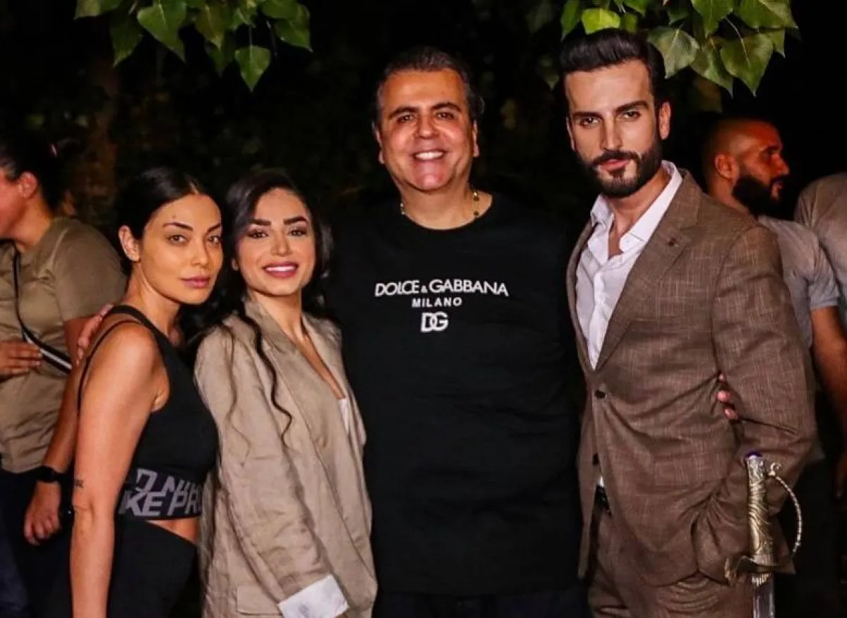 جمال سنان  برفقة نجوم مسلسل السوق السوداء - الصورة من صفحته الرسمية على انستغرام