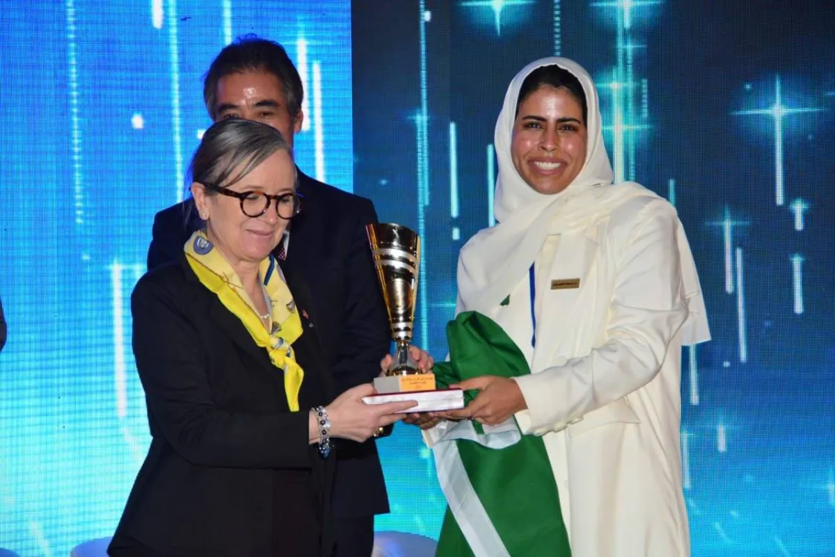 لحظة تكريم حصة الهويش بالمركز الثالث - الصورة من حسابها على تويتر