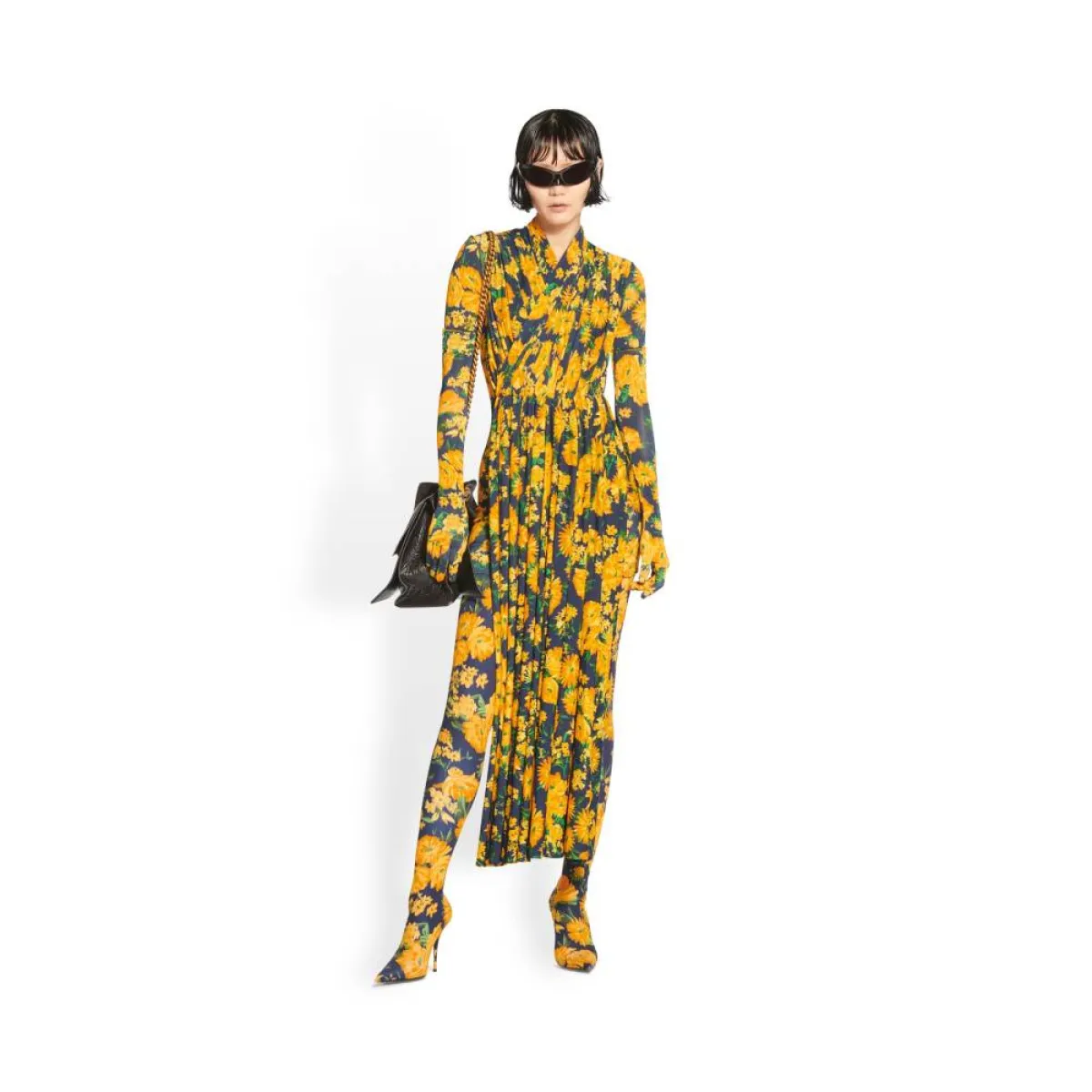 فستان كيم كارداشيان من بالنسياغا