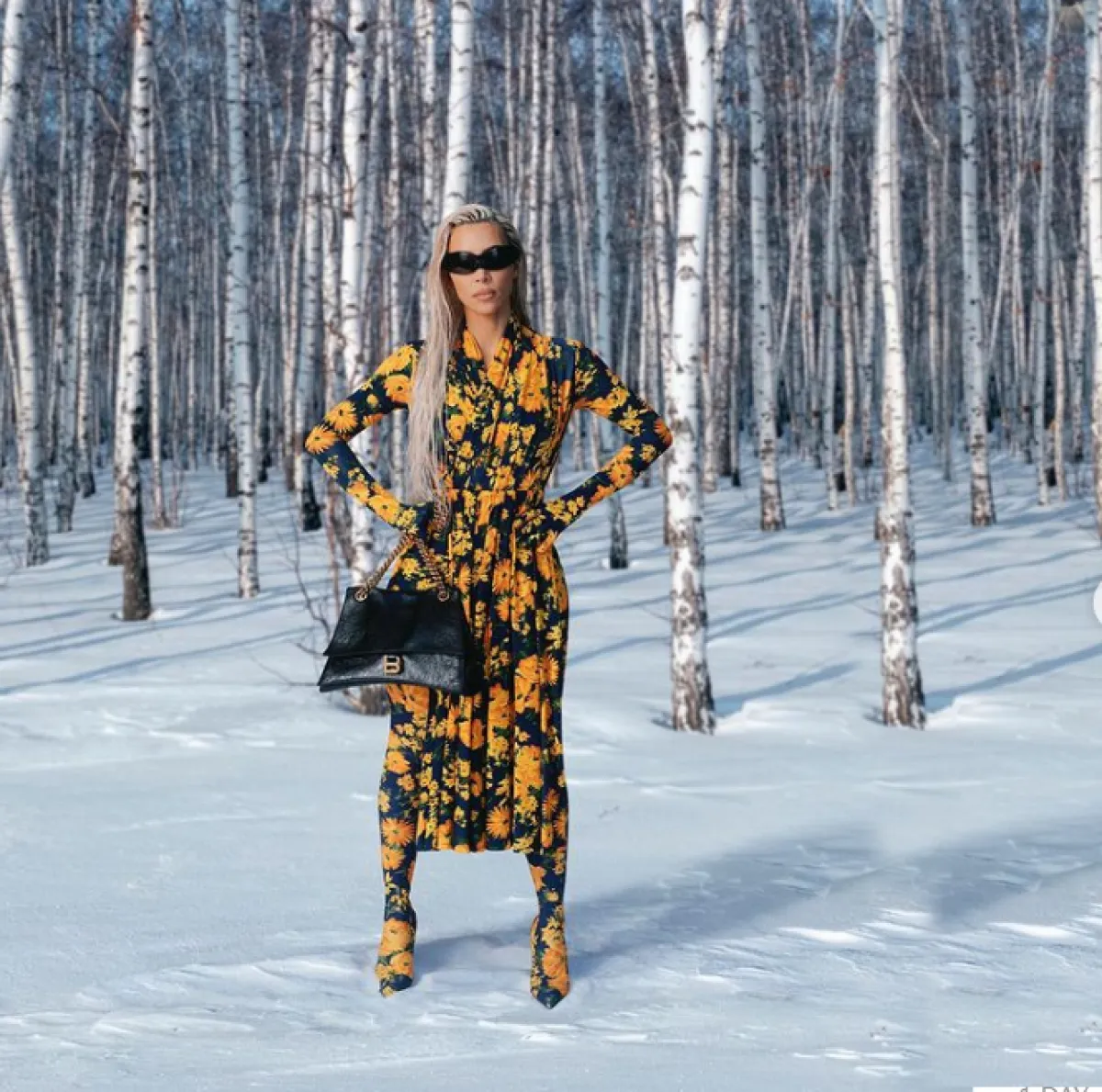 كيم كارداشيان ترتدي الفستان الحريري من بالنسياغا