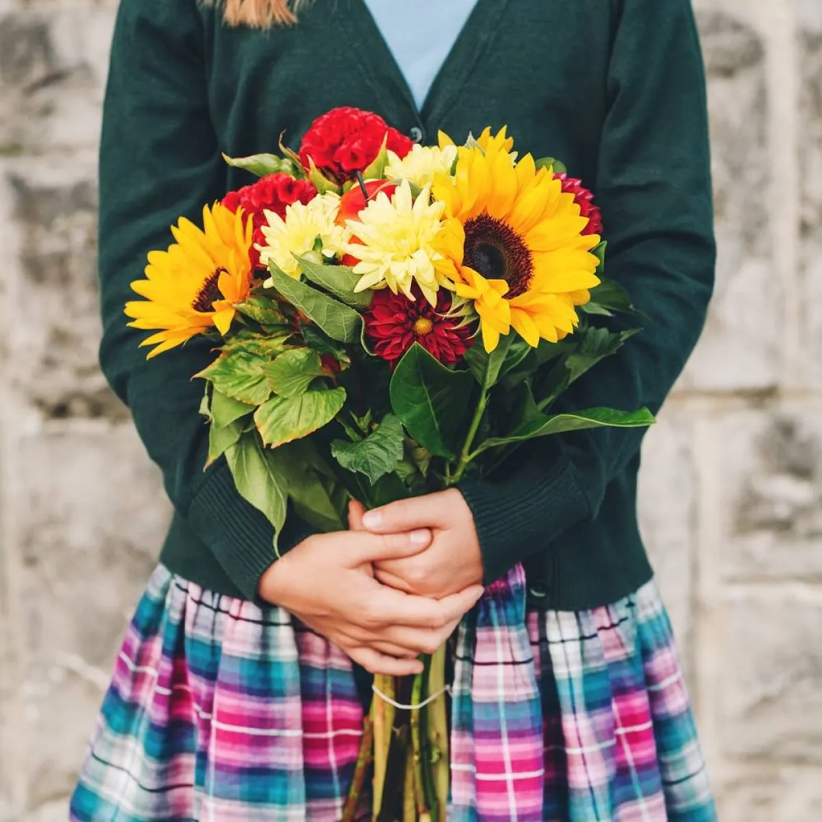 صورة لطالبة تمسك بورود الترحيب