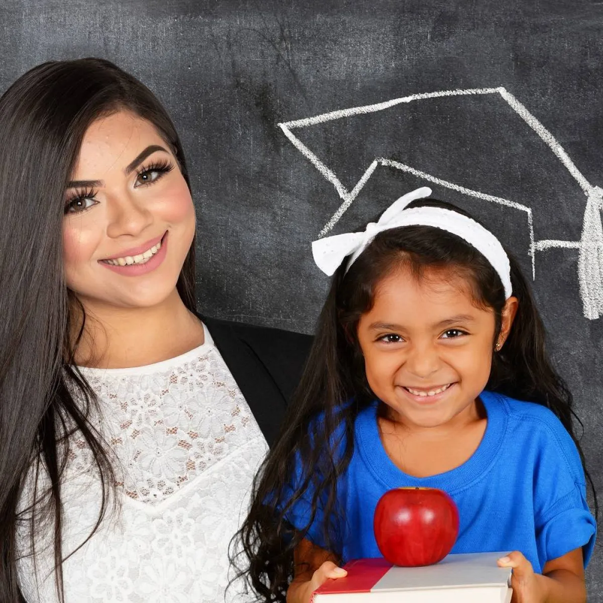 صورة لمعلمة وطالبة