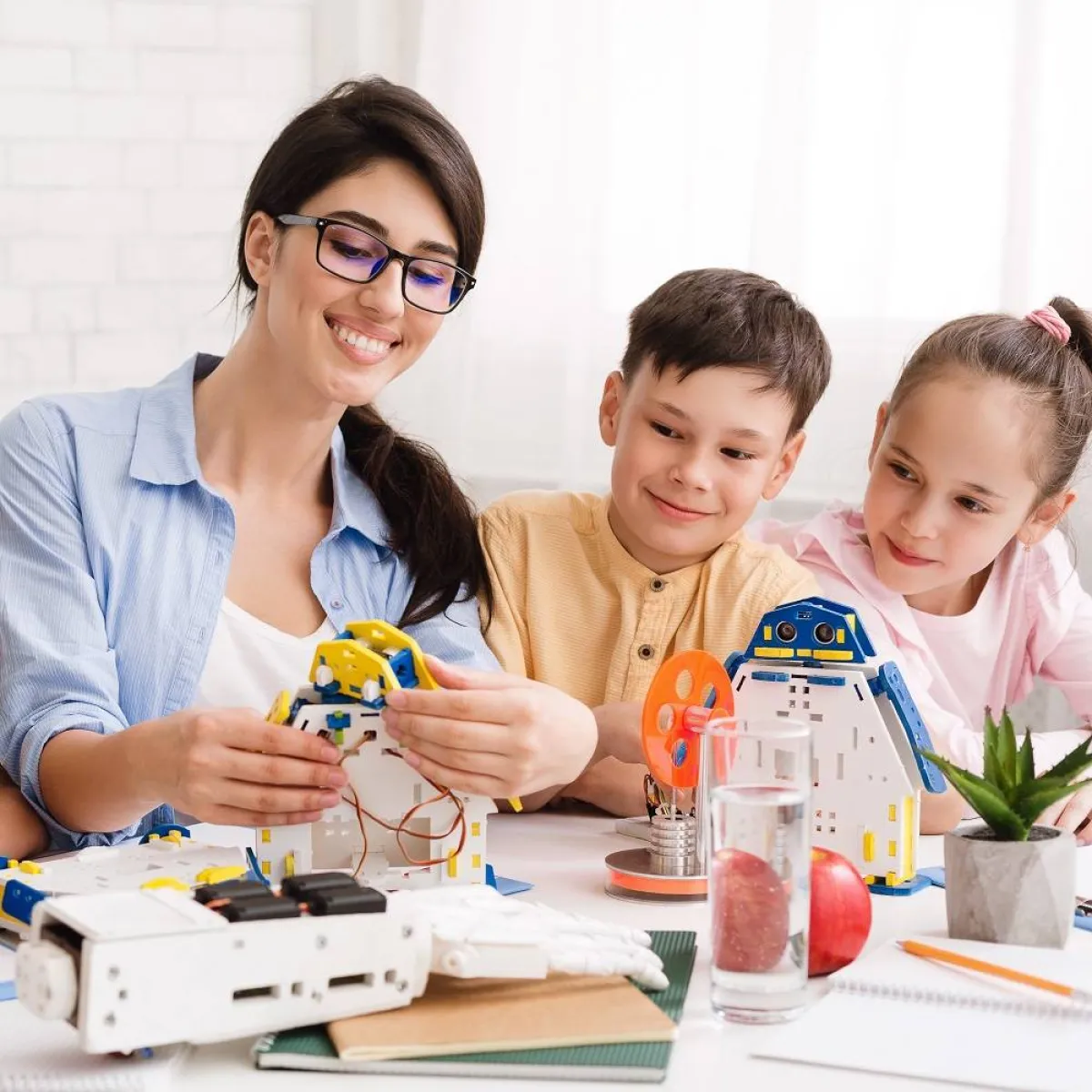 صورة لمعلمة وطلبتها