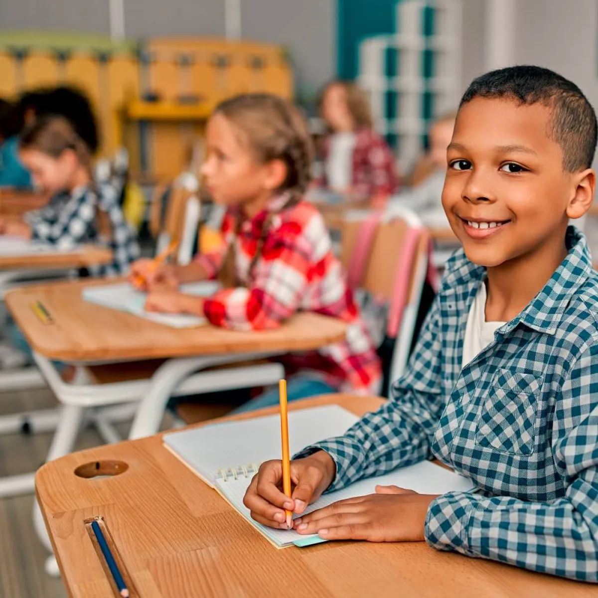 صورة لطالب سعيد