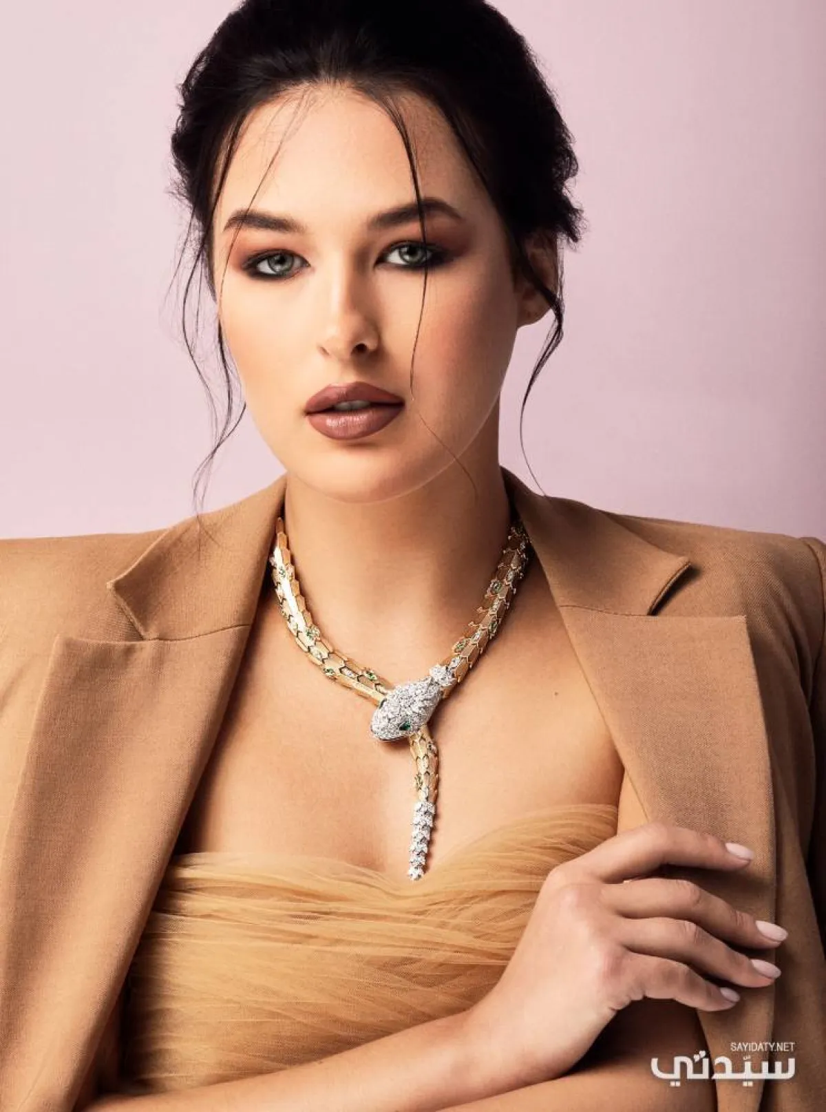 من جلسة التصوير الخاصة "مجوهرات راقية تأسر القلب والعين" في العدد 2158 من مجلة سيدتي