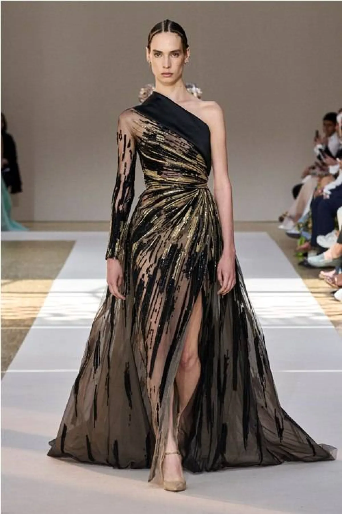 فستان سهرة لأم العروس من إيلي صعب Elie Saab