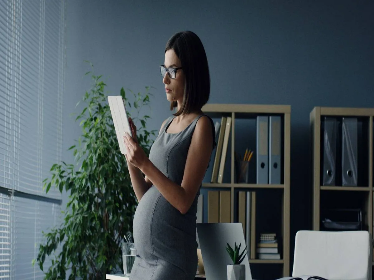 صورة لامرأة حامل تقرأ