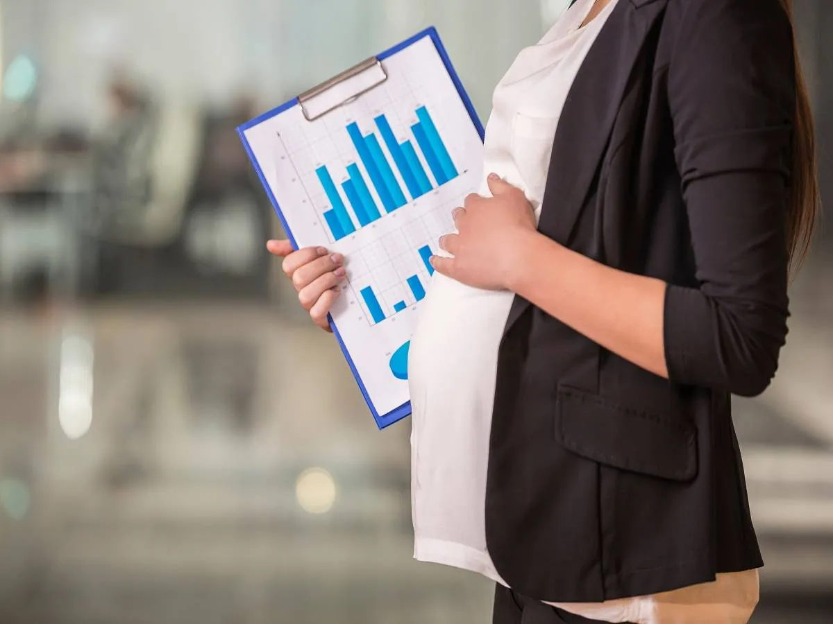 صورة لامرأة في مكان العمل