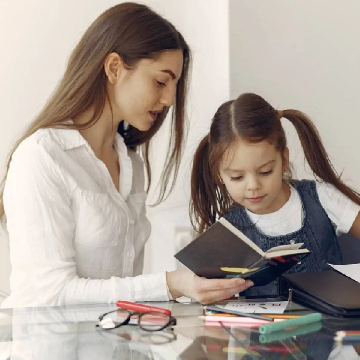 صورة لطفلة وأمها