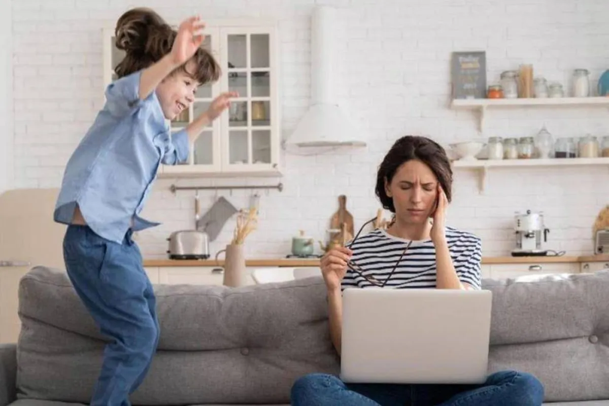 صورة لمعاناة الأم مع طفلها المصاب بفرط حركة وتشتت الانتباه