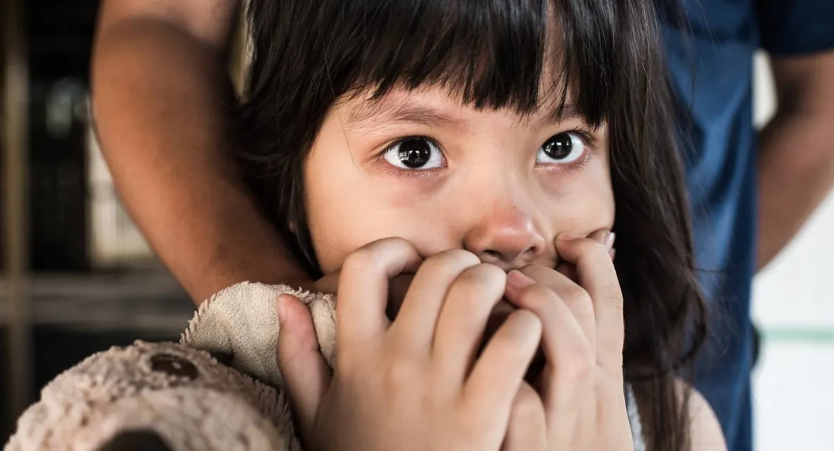 صورة لتكميم فم الطفلة