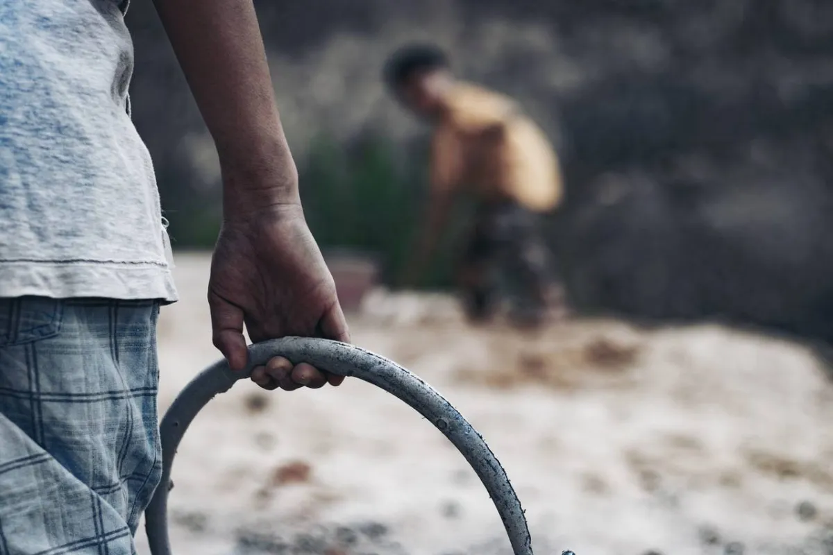 صورة لرجل يتربص لطفل