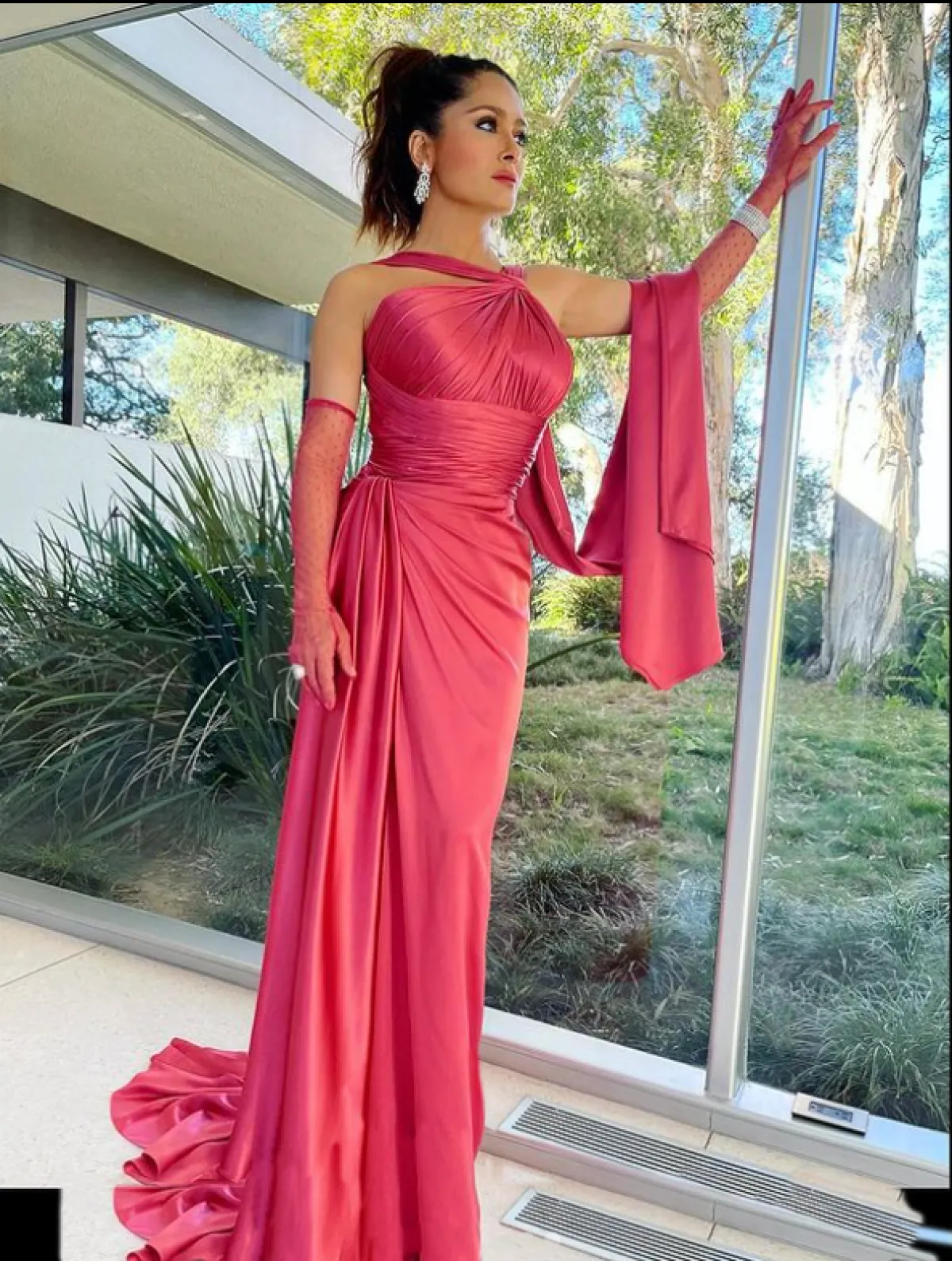 سلمى حايك ترتدي فستاناً من الحرير الوردي