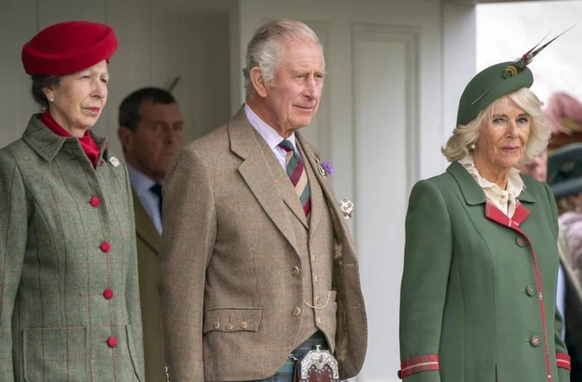 الأمير تشارلز في حضور دورة الألعاب الأسكتلنديه وبجانبه زوجته كاميلا وشقيقته الأميرة آن- الصورة من حساب Clarence House على إنستغرام