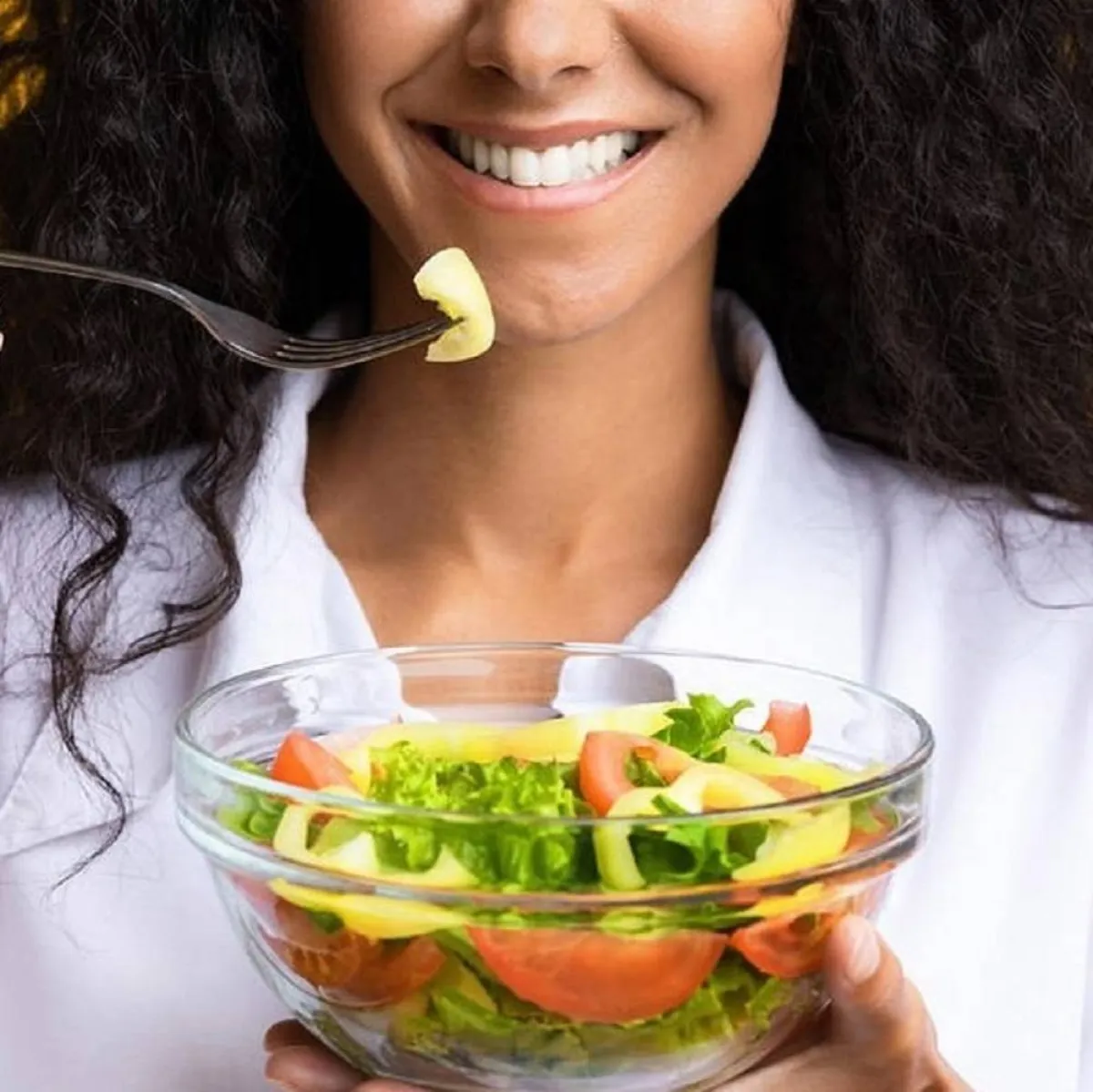 صورة لحامل تمسك بطبق الزعفران من محتوياته